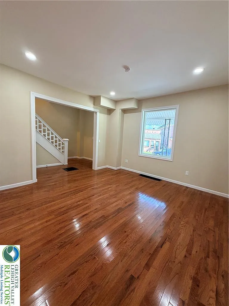 4 bed, 1.5 bath, 1837 sqft, $2,250 — Photo 3