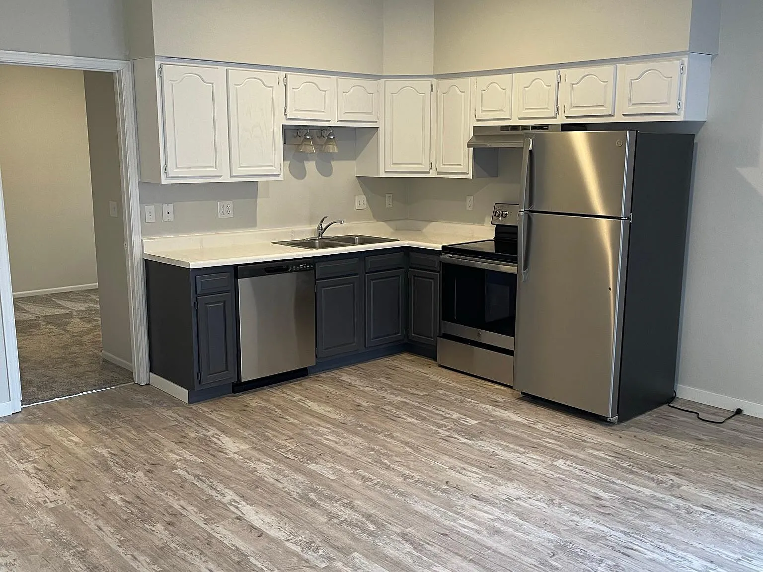 5 bed, 1000 sqft, $3,203 — Photo 2