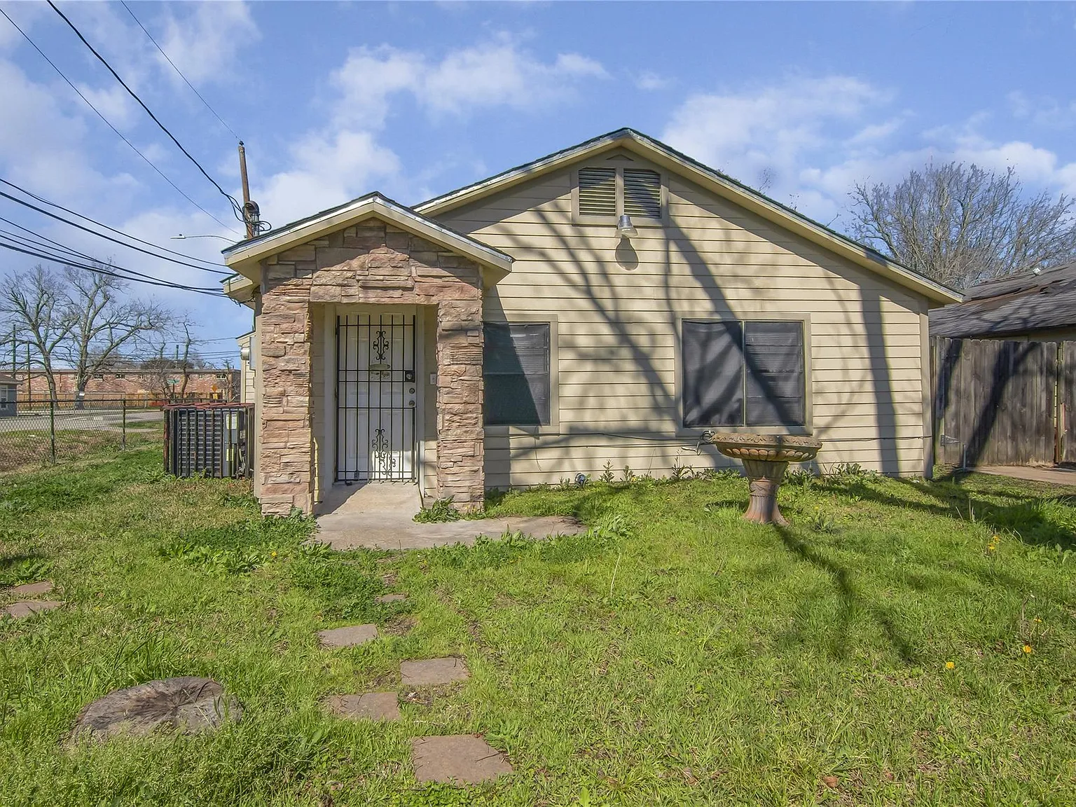 3 bed, 2.0 bath, 1470 sqft, $1,525 — Photo 1