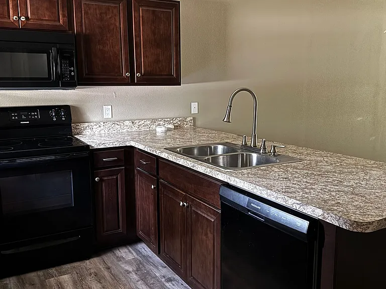 9210 N Travis Dr — Photo 5