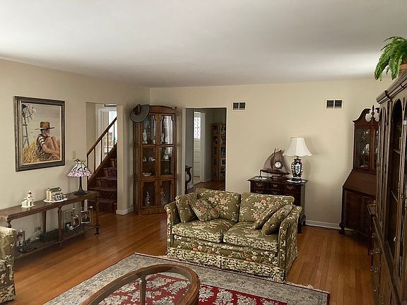 3rd image of 458 S Stratford Ave