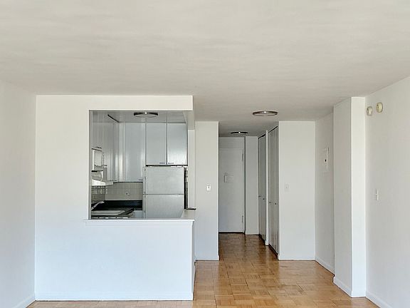 3rd image of 150 E 18th St APT 7K