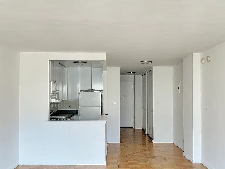 150 E 18th St #7K — Photo 3