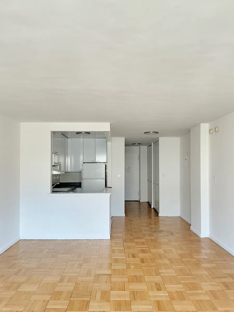 Building Photo - 150 E 18th St #7K