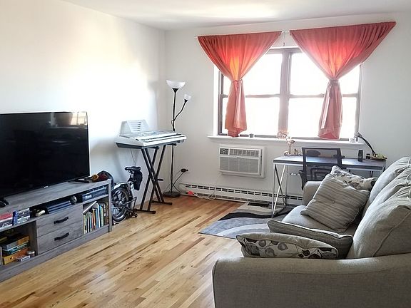 2nd image of 3123 Crescent St APT 6A