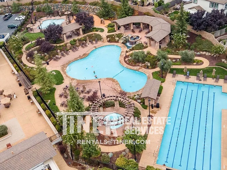 8082 Avanti Dr — Photo 2