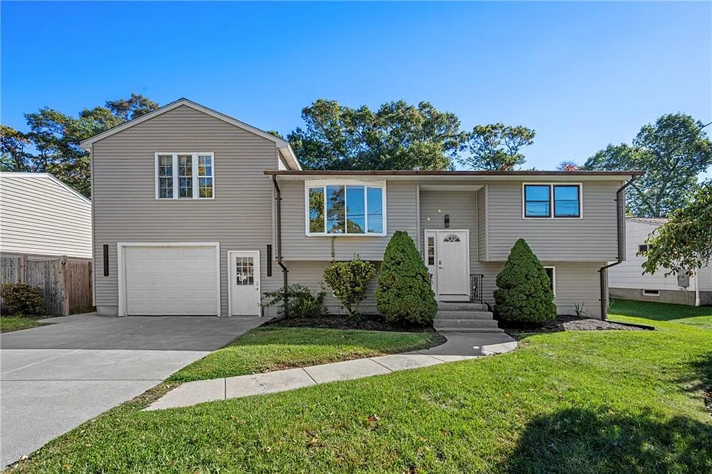 3 bed, 1.5 bath, 1916 sqft, $2,950 — Photo 1