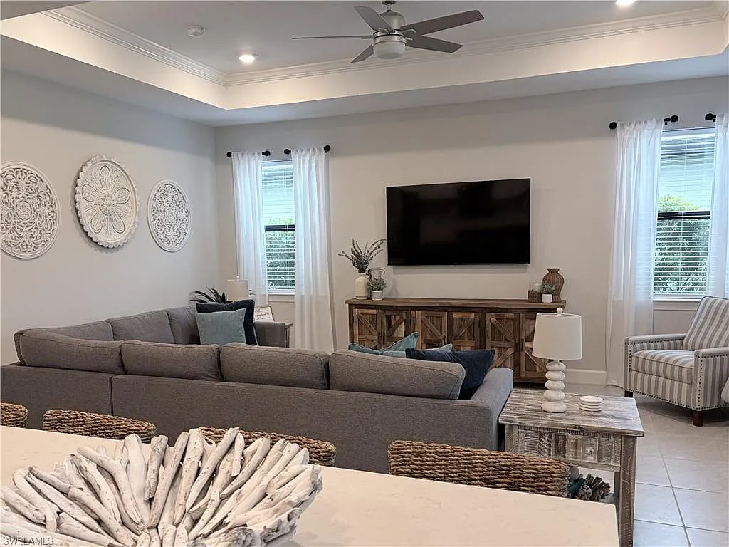 3 bed, 2.0 bath, 2081 sqft, $6,950 — Photo 4