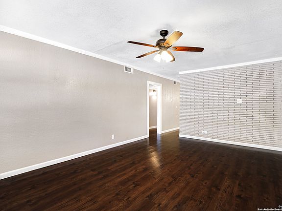 4th image of 326 Sandalwood Ln