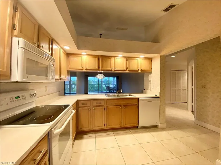 1427 SW 47th Ter #202 — Photo 6