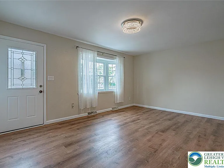5650 Greens Dr — Photo 4