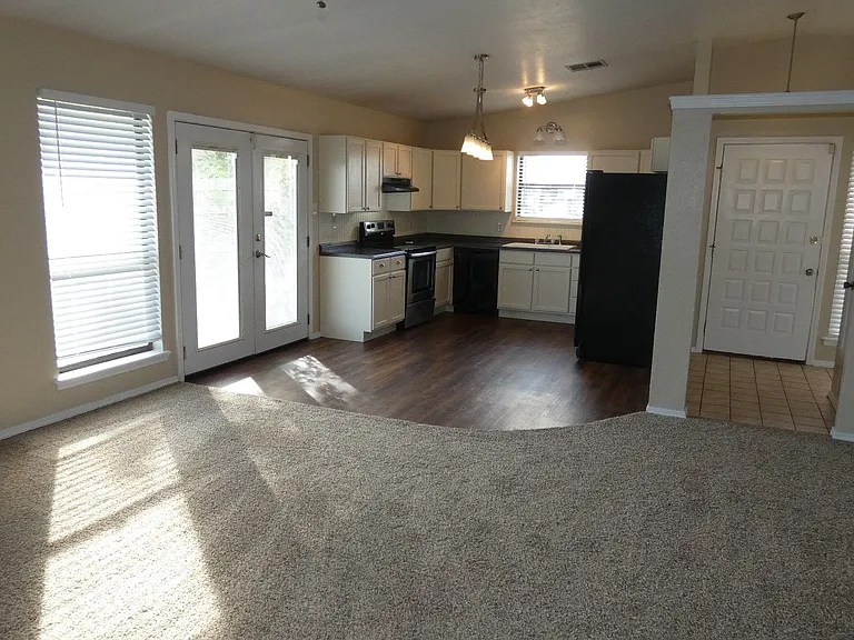 2512 SW 39th St — Photo 4