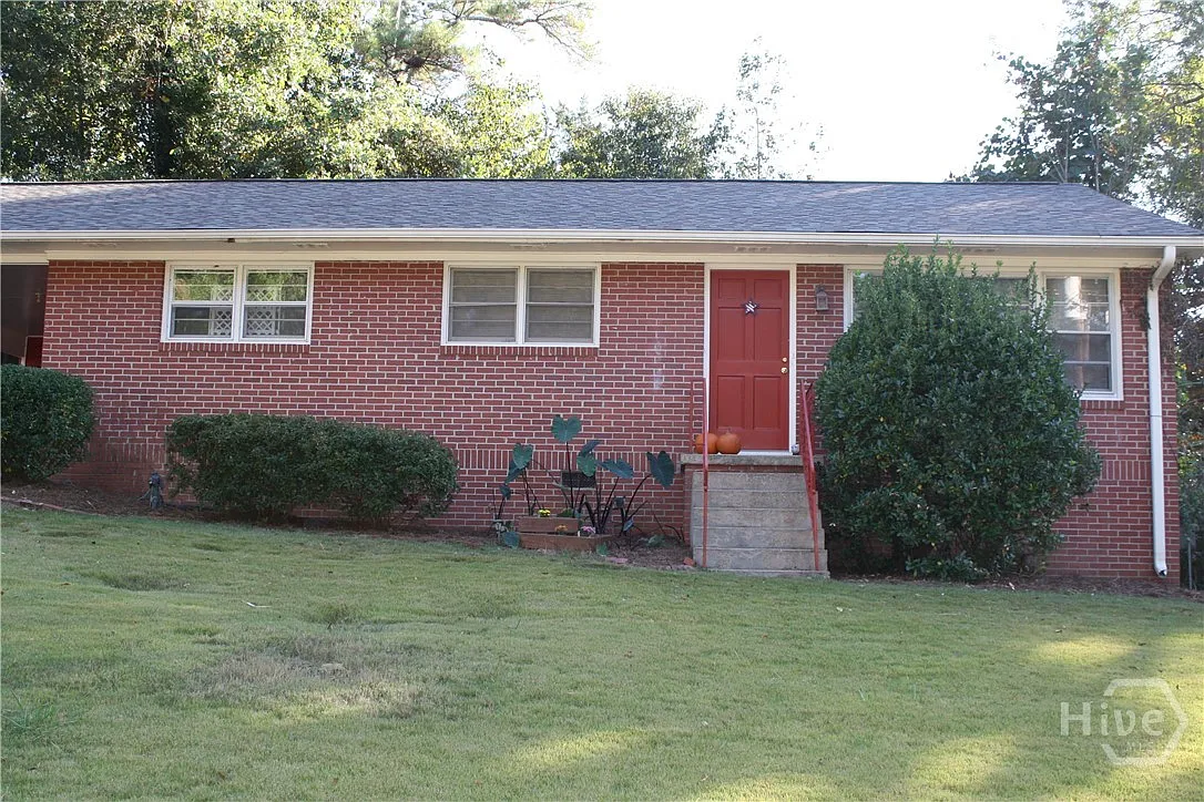 3 bed, 1.0 bath, 1134 sqft, $2,100 — Photo 2