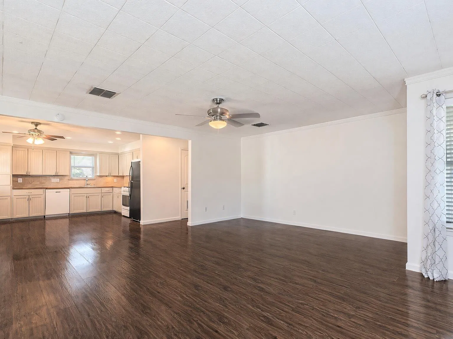 3 bed, 1.0 bath, 1242 sqft, $2,300 — Photo 3