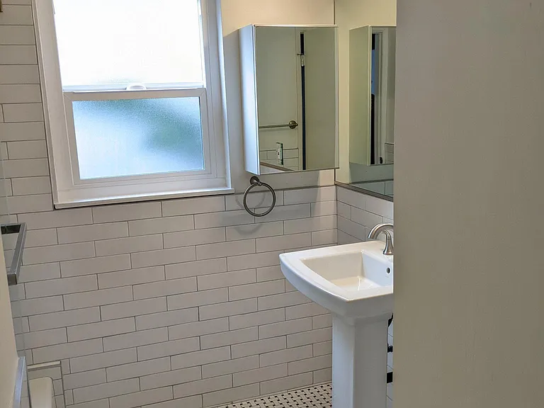 1028 E 3rd St #6 — Photo 10