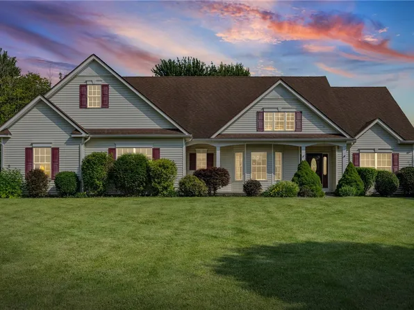 1886 Surrey Xing, Ontario, NY 14519