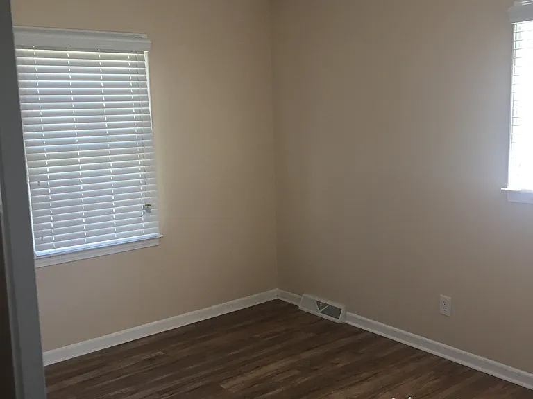 102 Eisenhower St — Photo 9