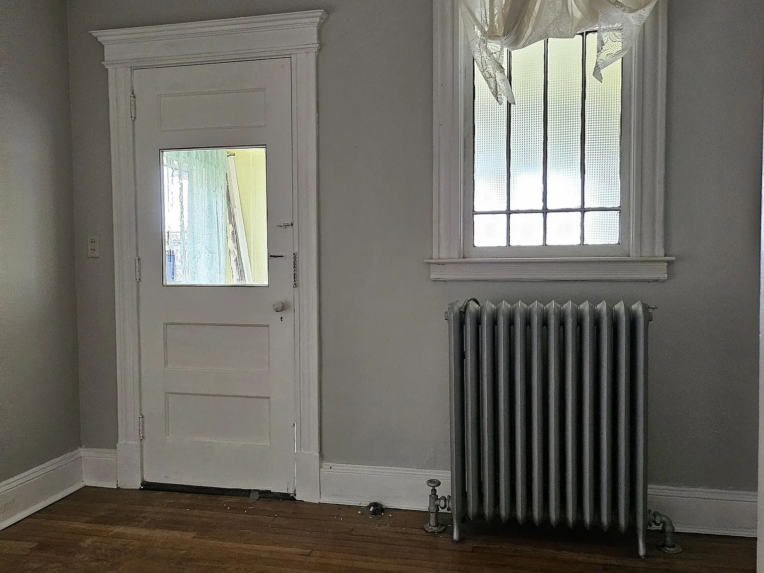 3 bed, 1.0 bath, 1200 sqft, $2,100 — Photo 3