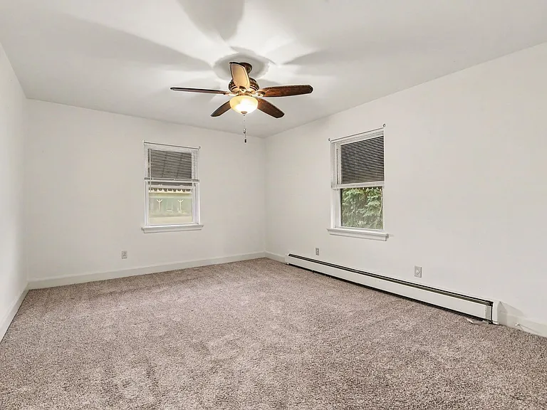 125 W Governor Rd — Photo 11