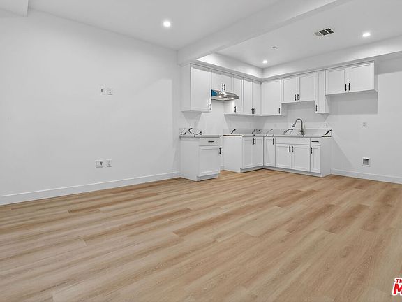 2nd image of 11444 Oxnard St #1/2