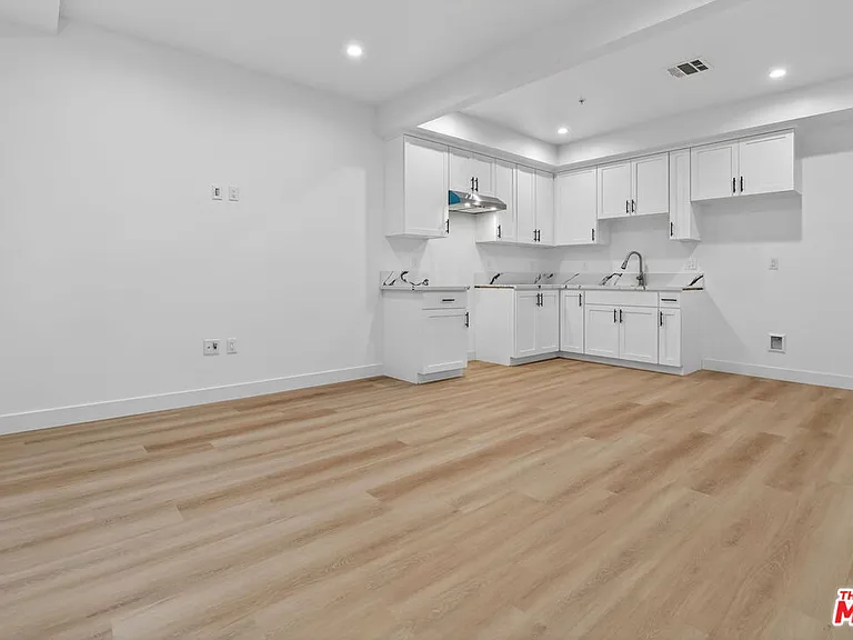 11444 Oxnard St #1/2 — Photo 2