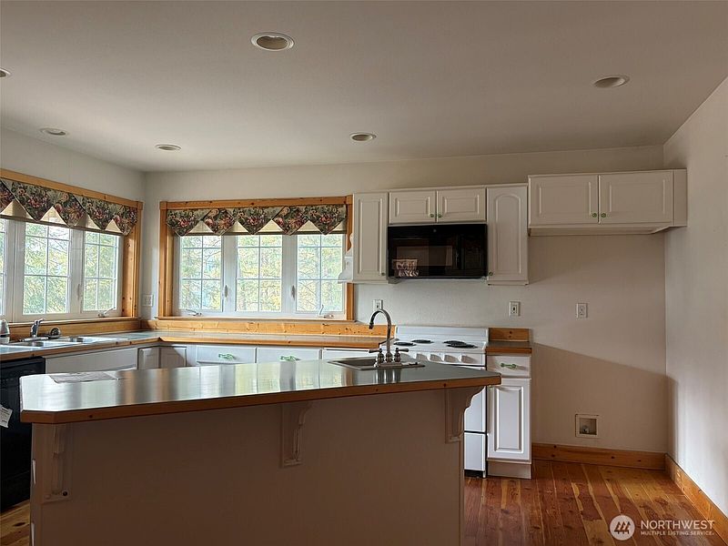 3rd image of 497 Dolomite Road