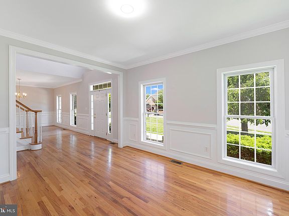 4th image of 409 Lindsay Ct