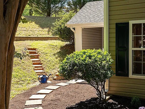 121 Sundrops Ct — Photo 32