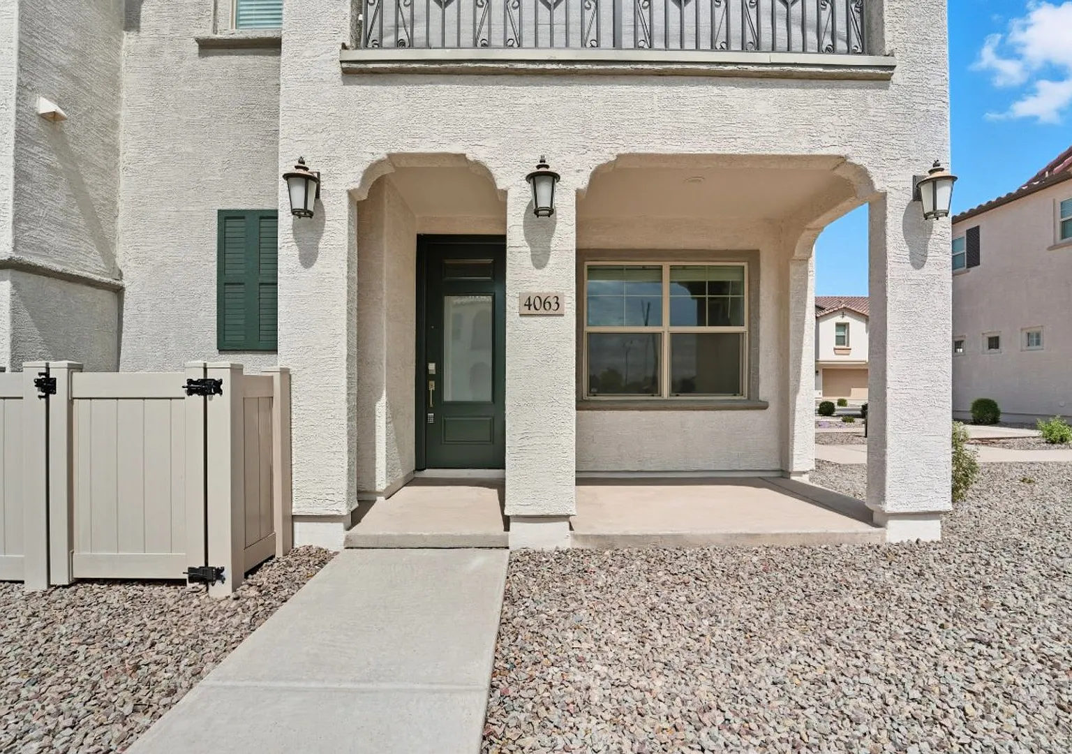 Like new Luxurious Modern 3 Bedroom 2 Bath Townhome in Warner Meadows! — Photo 4