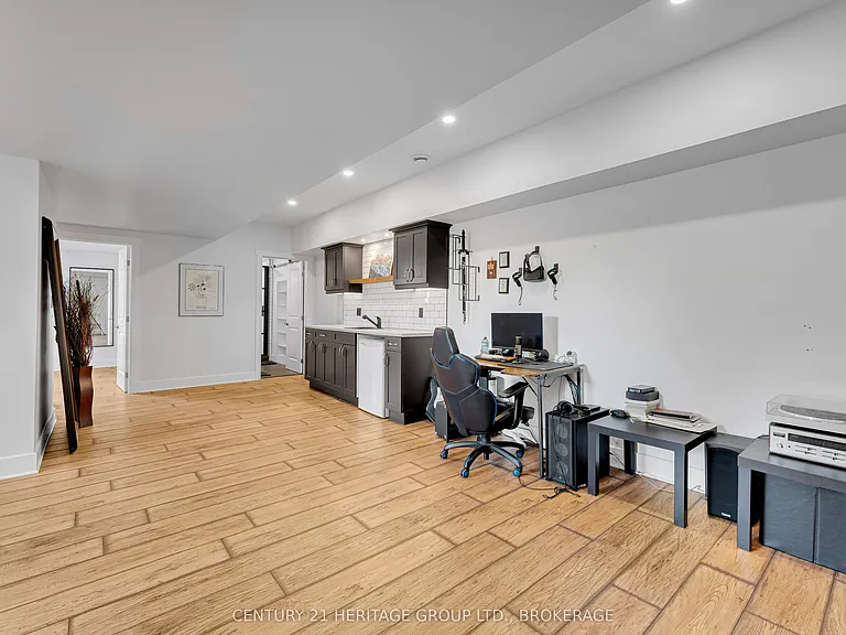 90 Aragon Rd — Photo 43