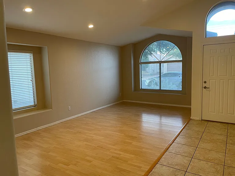 1051 W Todd Dr — Photo 3