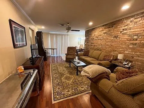 3 bed, 2.0 bath, 1834 sqft, $3,000 — Photo 2