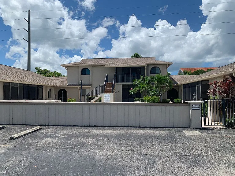 610 SW 47th Ter #6 — Photo 1