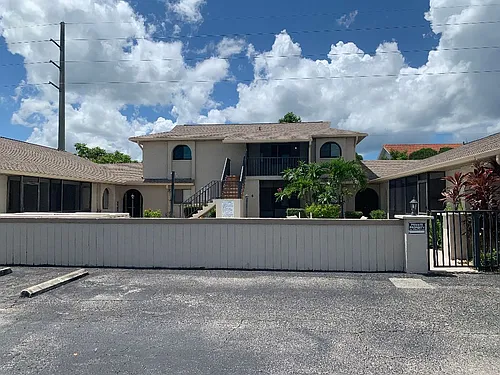 610 SW 47th Ter Photo 1