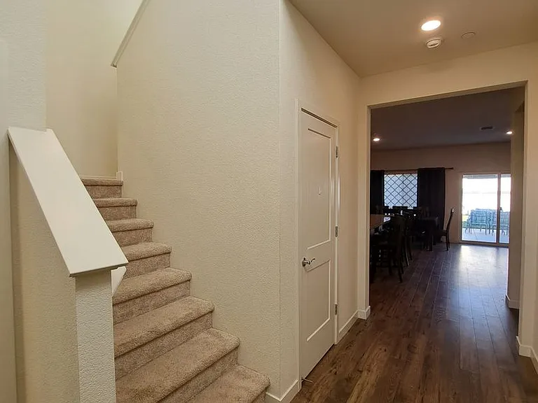 1160 Yale Dr — Photo 3