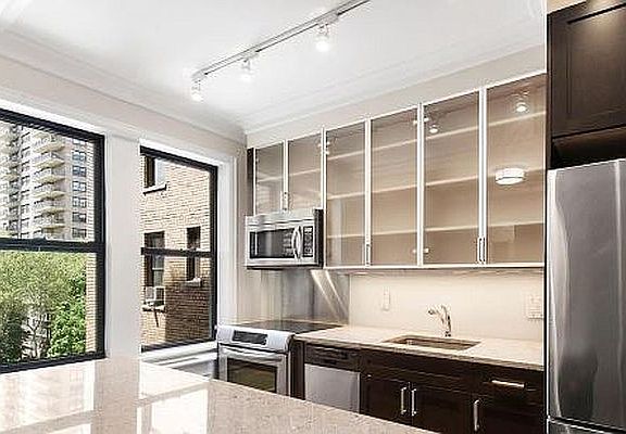 3rd image of 210 W 70th St APT 315