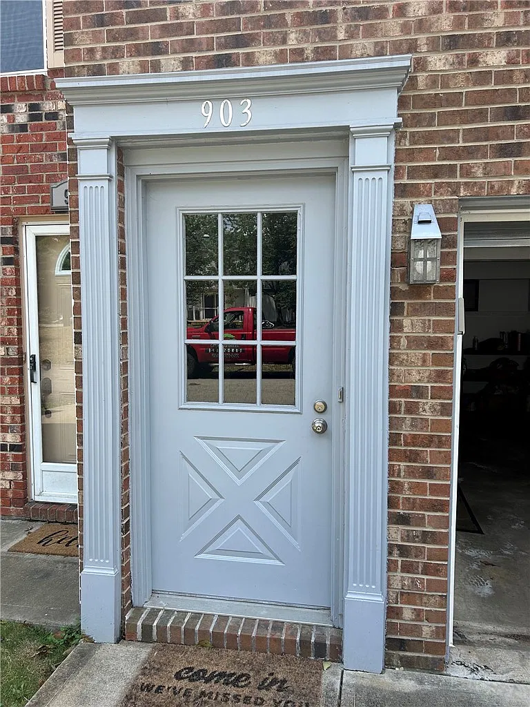 2 bed, 1.5 bath, 900 sqft, $1,600 — Photo 2