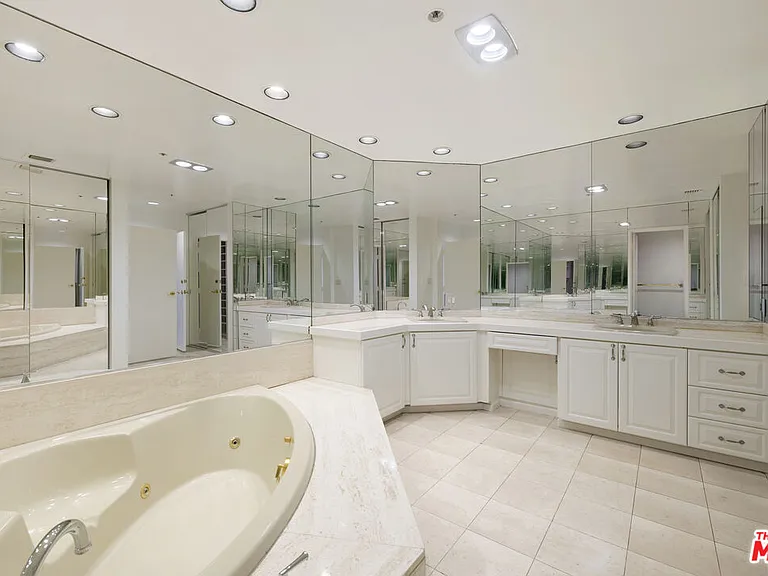 10430 Wilshire Blvd #202 — Photo 14
