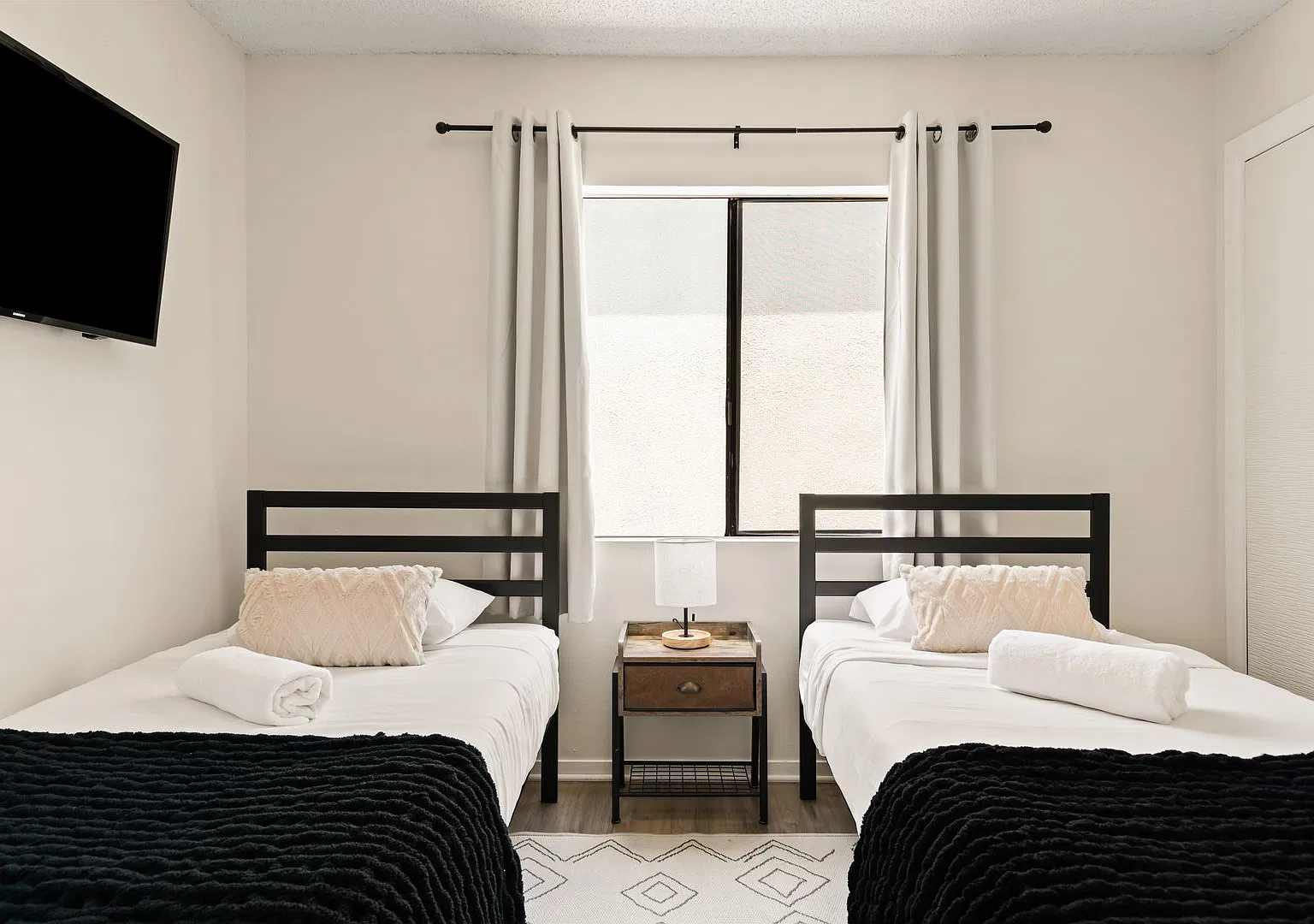 A fully furnished 5 bedroom, 2 bathroom apartment with common areas at 1823 Pelham Ave. Unit 8 — Photo 4