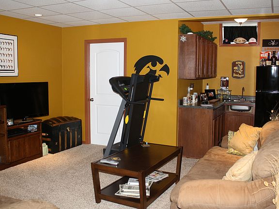 Finished basement & wet bar