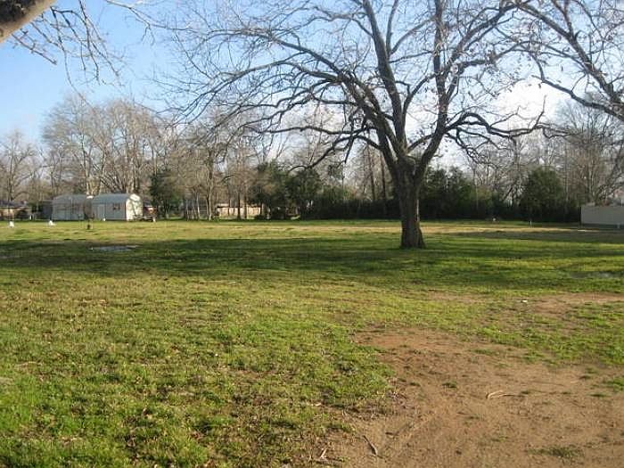 1st image of 1000 E Goliad Ave