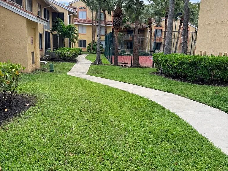 998 Coral Club Dr #998 — Photo 2