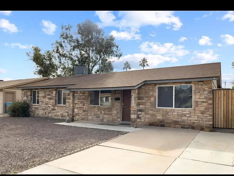 3643 E Ludlow Dr — Photo 2