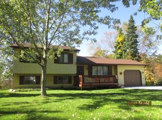 10091 Sonora Dr, Fenton, MI 48430