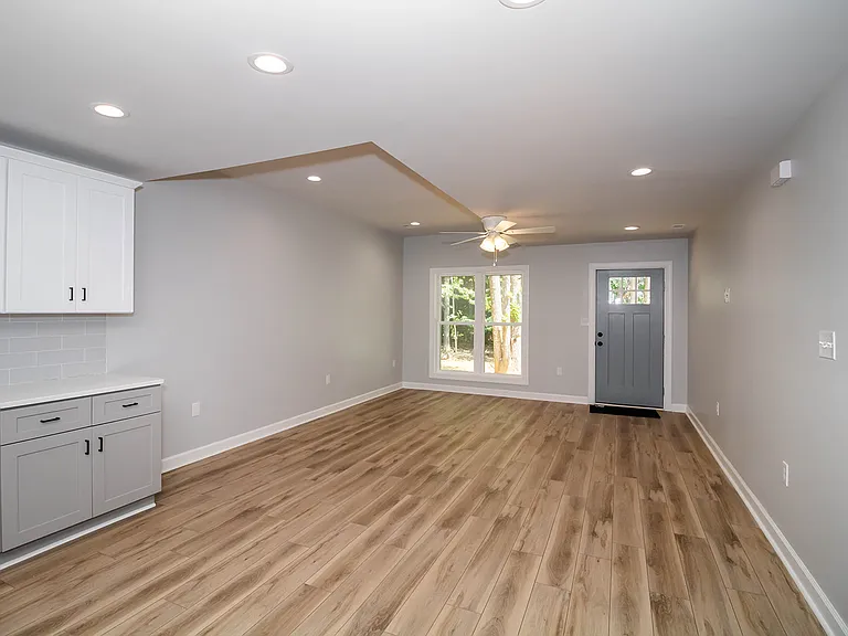 143 Reichard Dr — Photo 2