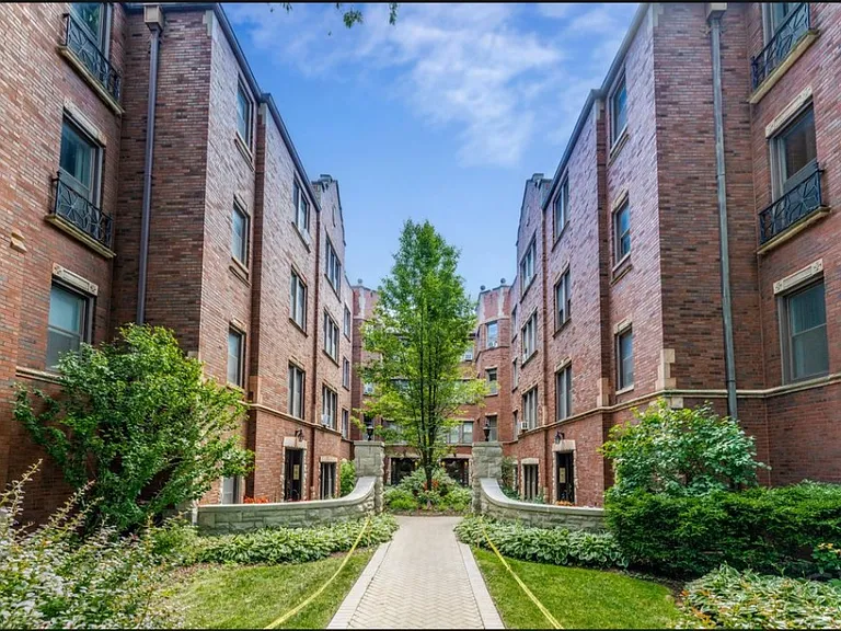 6751 N Artesian Ave #2C — Photo 1