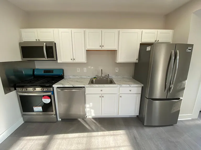 1225 Linden Ave — Photo 2