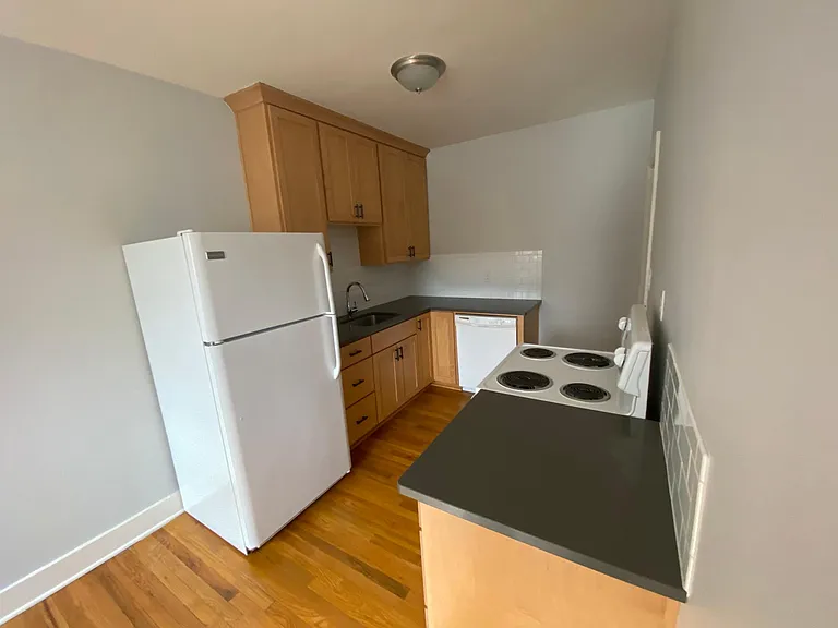 2424 NE Couch St #201 — Photo 3
