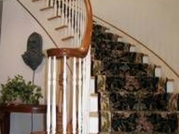 18 McClaren Rd, Coraopolis, PA 15108