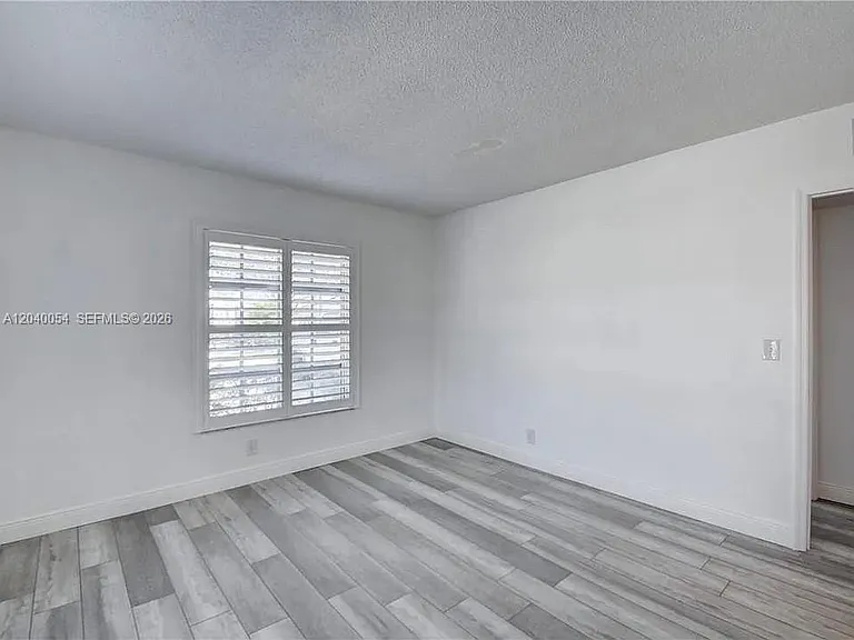 2200 NE 66th St #1401 — Photo 2